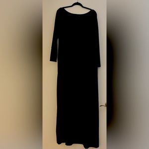 Long and roomy black dress with pockets and long sleeves